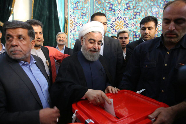  دکترحسن روحانی رای خود را به صندوق انداخت